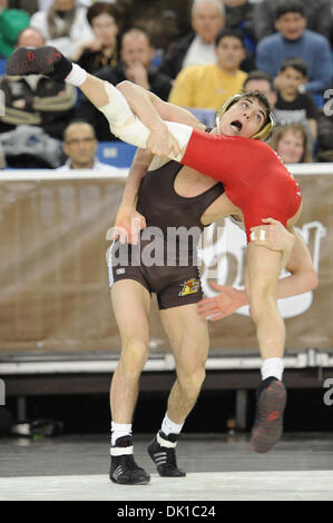 Gen 20, 2011 - Betlemme, Pennsylvania, USA - Lehigh's Mitch Berger preleva Frank Perrelli di Cornell per un atterramento durante la 125 libbra bout giovedì notte a stabili Arena. La Lehigh sconfitto il #1 classificato Cornell Big Red da un punteggio di 17 - 15. (Credito Immagine: © Brian liberato/Southcreek globale/ZUMAPRESS.com) Foto Stock