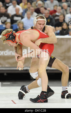 Gen 20, 2011 - Betlemme, Pennsylvania, USA - Joey Napoli di Lehigh passa per un atterramento di Kyle Dake di Cornell durante la 149 libbra bout giovedì notte a stabili Arena. La Lehigh sconfitto il #1 classificato Cornell Big Red da un punteggio di 17 - 15. (Credito Immagine: © Brian liberato/Southcreek globale/ZUMAPRESS.com) Foto Stock