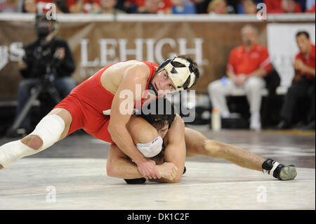 Gen 20, 2011 - Betlemme, Pennsylvania, USA - D.J. Meagher di Cornell guarda a rompere la stiva di Lehigh's Sean Bilodeau durante la 157 libbra bout giovedì notte a stabili Arena. La Lehigh sconfitto il #1 classificato Cornell Big Red da un punteggio di 17 - 15. (Credito Immagine: © Brian liberato/Southcreek globale/ZUMAPRESS.com) Foto Stock