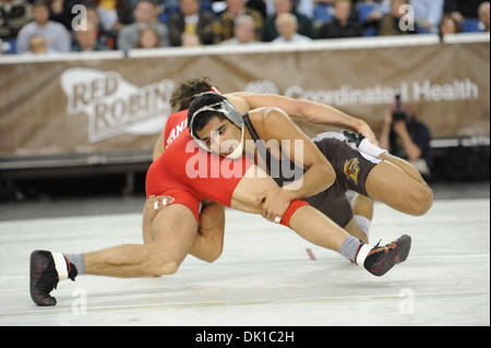 Gen 20, 2011 - Betlemme, Pennsylvania, USA - Brandon Hatchett di Lehigh passa per una inversione contro Justin Kerber di Cornell durante la 165 libbra bout giovedì notte a stabili Arena. La Lehigh sconfitto il #1 classificato Cornell Big Red da un punteggio di 17 - 15. (Credito Immagine: © Brian liberato/Southcreek globale/ZUMAPRESS.com) Foto Stock