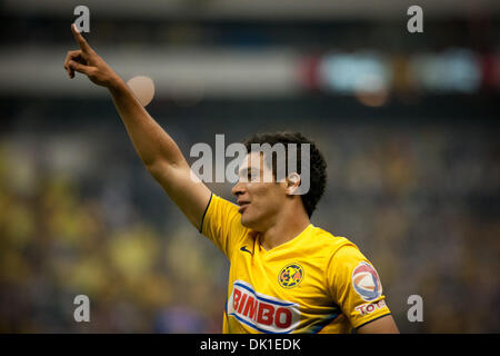 Città del Messico. Il 1 dicembre 2013. America's Raul Jimenez celebra dopo il punteggio durante una partita della Liga MX contro Tigres, svoltasi in Stadio Azteca di Città del Messico, capitale del Messico il 1 dicembre, 2013. (Xinhua/Pedro Mera/Alamy Live News) Foto Stock