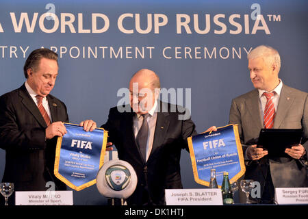 Jan 23, 2011 - San Pietroburgo, Russia - presidente della FIFA JOSEPH BLATTER (C) presidente della Federazione calcio Unione SERGEI FURSENKO (R) e Vitaly MUTKO (L) il ministro dello Sport della Russia al paese ospitante la cerimonia di nomina a Mosca come la Russia ospiterà il 2018 Coppa del mondo. (Credito Immagine: © PhotoXpress/ZUMAPRESS.com) Foto Stock