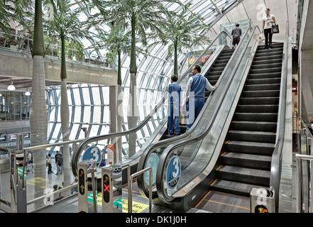 Vista interna della scala mobile all'aeroporto Suvarnabhumi di Bangkok Thailandia S. E. Asia Foto Stock