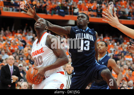 Gen 23, 2011 - Syracuse, New York, Stati Uniti d'America - Siracusa Orange avanti Rick Jackson (0) cerca di andare a canestro come Villanova Wildcats avanti/centro Yarou Mouphtaou (13) ottiene una mano in modo durante la seconda metà. Villanova consegnato Siracusa il suo secondo la perdita della stagione con un punteggio finale di 83-72 nella parte anteriore del 33,736 al Carrier Dome in Syracuse, New York. (Credito Ima Foto Stock