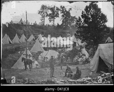 Un ospedale da campo è allestito a City Point, Virginia, vicino alla U.S. Military Railroad durante la guerra civile. Questa fotografia evidenzia gli sforzi medici per curare i soldati durante la guerra. Foto Stock