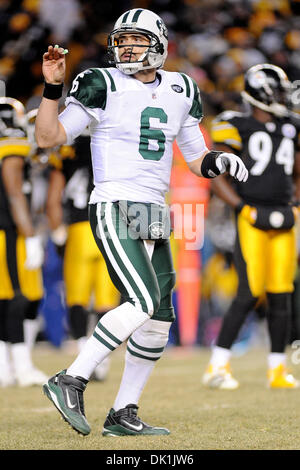 Gen 23, 2011 - Pittsburgh, PENNSYLVANNIA, STATI UNITI - New York getti quarterback Mark Sanchez (6) guarda verso il margine per le istruzioni nel terzo trimestre come lo Steelers assumere i getti della AFC partita di campionato a Heinz Field di Pittsburgh, PA...Steelers sconfiggere i getti 24-19 per vincere la AFC Campionato divisionale (credito Immagine: © Dean Beattie/Southcreek globale/ZUMAPRESS.co Foto Stock