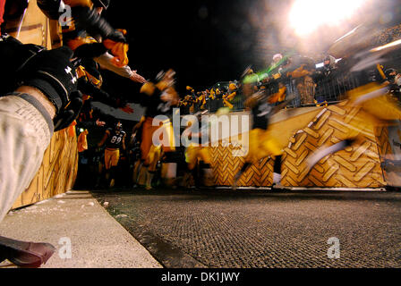 Gen 23, 2011 - Pittsburgh, PENNSYLVANNIA, U.S - Pittsburgh Steelers eseguire sul campo per l'inizio dell'AFC partita di campionato contro il New York getti all'Heinz Field di Pittsburgh, PA...Steelers sconfiggere i getti 24-19 per vincere la AFC Campionato divisionale (credito Immagine: © Dean Beattie/Southcreek globale/ZUMAPRESS.com) Foto Stock