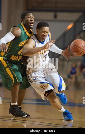 Gen 24, 2011 - Newark, Delaware, Stati Uniti d'America - Delaware Senior Guard (#3) Jawan Carter custodito da Guard #45 Andre Cornelius durante l'azione di gioco, George Mason conduce Delaware 40-20 nella seconda metà a Bob Carpenter Center di Newark Delaware. (Credito Immagine: © Saquan Stimpson/Southcreek globale/ZUMAPRESS.com) Foto Stock