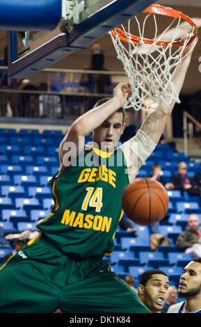 Gen 24, 2011 - Newark, Delaware, Stati Uniti d'America - George Mason avanti #14 Luca Hancock i punteggi 2 della sua totale 12 durante l'azione di gioco, George Mason sconfigge Delaware 69-49 al Bob Carpenter Center di Newark Delaware lunedì notte. (Credito Immagine: © Saquan Stimpson/Southcreek globale/ZUMAPRESS.com) Foto Stock