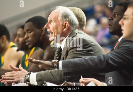 Gen 24, 2011 - Newark, Delaware, Stati Uniti d'America - George Mason Head Coach Jim Larranaga urla fuori istruzioni ai suoi giocatori durante il gioco d'azione. George Mason sconfigge Delaware 69-49 al Bob Carpenter Center di Newark Delaware lunedì notte. (Credito Immagine: © Saquan Stimpson/Southcreek globale/ZUMAPRESS.com) Foto Stock