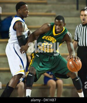 Gen 24, 2011 - Newark, Delaware, Stati Uniti d'America - George Mason avanti #22 Mike Morrison back up in avanti del sophomore (#32) Josh Brinkley nella vernice durante l'azione di gioco. George Mason sconfigge Delaware 69-49 al Bob Carpenter Center di Newark Delaware lunedì notte. (Credito Immagine: © Saquan Stimpson/Southcreek globale/ZUMAPRESS.com) Foto Stock