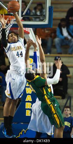 Gen 24, 2011 - Newark, Delaware, Stati Uniti d'America - Delaware in avanti del sophomore (#44) Jamelle blocchi Hagins avanti #32 Johnny Williams girato durante l'azione di gioco. George Mason sconfigge Delaware 69-49 al Bob Carpenter Center di Newark Delaware lunedì notte. (Credito Immagine: © Saquan Stimpson/Southcreek globale/ZUMAPRESS.com) Foto Stock