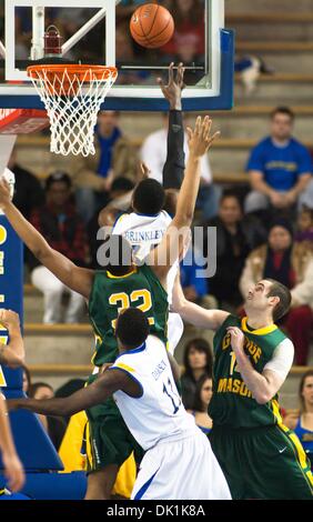 Gen 24, 2011 - Newark, Delaware, Stati Uniti d'America - Delaware in avanti del sophomore (#32) Josh Brinkley afferra il rimbalzo offensivo in prossimità del cesto e reinserirlo per il cliente durante le fasi di gioco azione contro George Mason lunedì sera, George Mason sconfigge Delaware 69-49 al Bob Carpenter Center di Newark Delaware lunedì notte. (Credito Immagine: © Saquan Stimpson Southcreek/Global/ Foto Stock