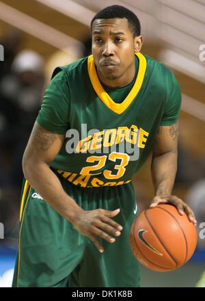 Gen 24, 2011 - Newark, Delaware, Stati Uniti d'America - George Mason Guard #23 Rashad Whack nella vernice durante l'azione di gioco lunedì notte. George Mason sconfigge Delaware 69-49 al Bob Carpenter Center di Newark Delaware lunedì notte. (Credito Immagine: © Saquan Stimpson/Southcreek globale/ZUMAPRESS.com) Foto Stock