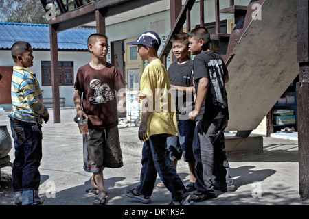 Lotta parco giochi. Confronto tra ragazzi nel parco giochi della scuola. Thailandia S. E. Asia Foto Stock