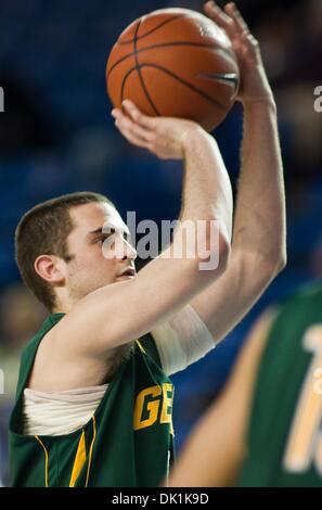 Gen 24, 2011 - Newark, Delaware, Stati Uniti d'America - George Mason avanti #14 Luca Hancock i punteggi 2 del suo 12 durante l'azione di gioco contro il Delaware, George Mason sconfigge Delaware 69-49 al Bob Carpenter Center di Newark Delaware lunedì notte. (Credito Immagine: © Saquan Stimpson/Southcreek globale/ZUMAPRESS.com) Foto Stock