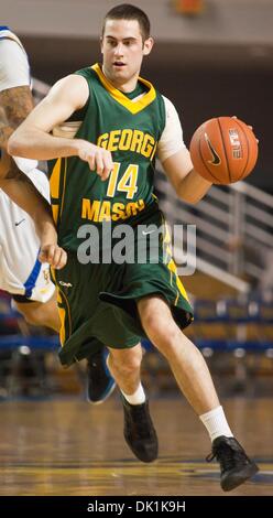 Gen 24, 2011 - Newark, Delaware, Stati Uniti d'America - George Mason avanti #14 Luca Hancock rigido per il cestello durante il gioco d'azione contro il Delaware lunedì sera, George Mason sconfigge Delaware 69-49 al Bob Carpenter Center di Newark Delaware lunedì notte. (Credito Immagine: © Saquan Stimpson/Southcreek globale/ZUMAPRESS.com) Foto Stock