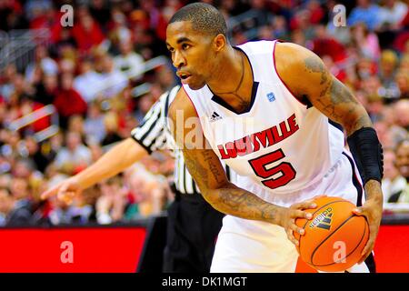 Gen 26, 2011 - Louisville, Kentucky, Stati Uniti d'America - Louisville Cardinali guard Chris Smith (5) al KFC Yum Center di Louisville, Kentucky. (Credito Immagine: © Scott Davis/Southcreek globale/ZUMAPRESS.com) Foto Stock