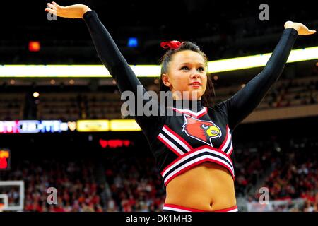 Gen 26, 2011 - Louisville, Kentucky, Stati Uniti d'America - Louisville Cardinali cheerleader. Louisville Cardinali sconfitto West Virginia alpinisti 55-54 al KFC Yum Center di Louisville, Kentucky. (Credito Immagine: © Scott Davis/Southcreek globale/ZUMAPRESS.com) Foto Stock