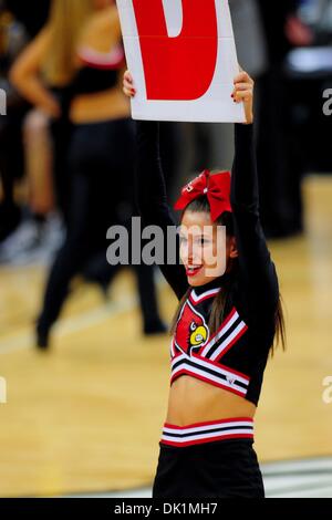 Gen 26, 2011 - Louisville, Kentucky, Stati Uniti d'America - Louisville Cardinali cheerleader. Louisville Cardinali sconfitto West Virginia alpinisti 55-54 al KFC Yum Center di Louisville, Kentucky. (Credito Immagine: © Scott Davis/Southcreek globale/ZUMAPRESS.com) Foto Stock