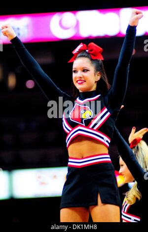 Gen 26, 2011 - Louisville, Kentucky, Stati Uniti d'America - Louisville Cardinali cheerleader al KFC Yum Center di Louisville, Kentucky. (Credito Immagine: © Scott Davis/Southcreek globale/ZUMAPRESS.com) Foto Stock