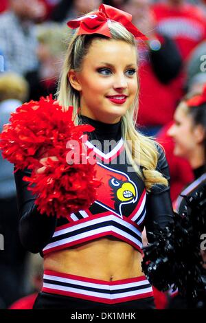 Gen 26, 2011 - Louisville, Kentucky, Stati Uniti d'America - Louisville Cardinali cheerleader. Louisville Cardinali sconfitto West Virginia alpinisti 55-54 al KFC Yum Center di Louisville, Kentucky. (Credito Immagine: © Scott Davis/Southcreek globale/ZUMAPRESS.com) Foto Stock