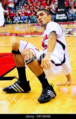 Gen 26, 2011 - Louisville, Kentucky, Stati Uniti d'America - Louisville Cardinali guard Peyton siva (3) chiedendo il motivo per cui egli è stato chiamato per un fallo al KFC Yum Center di Louisville, Kentucky. (Credito Immagine: © Scott Davis/Southcreek globale/ZUMAPRESS.com) Foto Stock