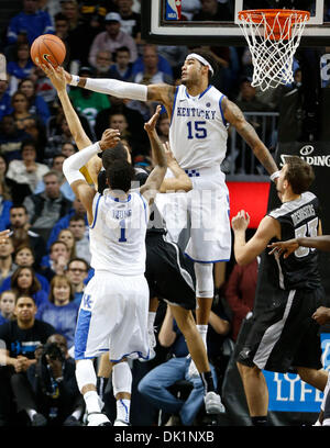 Brooklyn, New York, Stati Uniti d'America. 1 dicembre, 2013. Kentucky Wildcats avanti Willie Cauley-Stein (15) bloccato il colpo della Provvidenza frati avanti Tyler Harris (25) per uno dei suoi 9 blocchi come #3 Kentucky ha sconfitto la Provvidenza 79-65 domenica 1 dicembre 2013 a Brooklyn, New York. Foto di Mark Cornelison | Staff © Lexington Herald-Leader/ZUMAPRESS.com/Alamy Live News Foto Stock