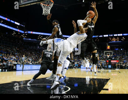 Brooklyn, New York, Stati Uniti d'America. 1 dicembre, 2013. Kentucky Wildcats guard James Young (1) ottenuto imbrattata come ha guidato al cestello basale come #3 Kentucky ha sconfitto la Provvidenza 79-65 domenica 1 dicembre 2013 a Brooklyn, New York. Foto di Mark Cornelison | Staff © Lexington Herald-Leader/ZUMAPRESS.com/Alamy Live News Foto Stock