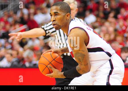 Gen 26, 2011 - Louisville, Kentucky, Stati Uniti d'America - Louisville Cardinali guard Chris Smith (5) durante la prima metà al KFC Yum Center di Louisville, Kentucky. (Credito Immagine: © Scott Davis/Southcreek globale/ZUMAPRESS.com) Foto Stock