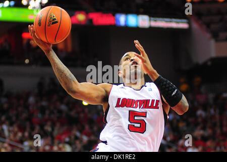 Gen 26, 2011 - Louisville, Kentucky, Stati Uniti d'America - Louisville Cardinali guard Chris Smith (5) salendo forte nella prima metà al KFC Yum Center di Louisville, Kentucky. (Credito Immagine: © Scott Davis/Southcreek globale/ZUMAPRESS.com) Foto Stock