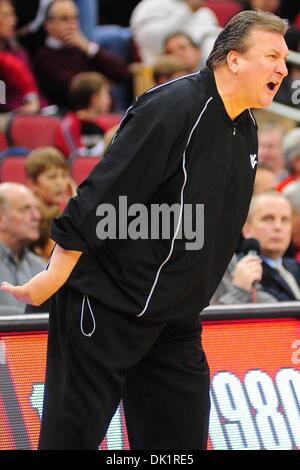 Gen 26, 2011 - Louisville, Kentucky, Stati Uniti d'America - West Virginia alpinisti head coach Bob Huggins durante il primo semestre al KFC Yum Center di Louisville, Kentucky. (Credito Immagine: © Scott Davis/Southcreek globale/ZUMAPRESS.com) Foto Stock