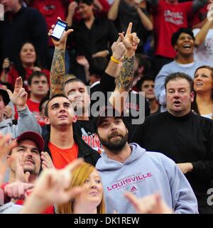 Gen 26, 2011 - Louisville, Kentucky, Stati Uniti d'America - Louisville Cardinali fan. Louisville Cardinali sconfitto West Virginia alpinisti 55-54 al KFC Yum Center di Louisville, Kentucky. (Credito Immagine: © Scott Davis/Southcreek globale/ZUMAPRESS.com) Foto Stock