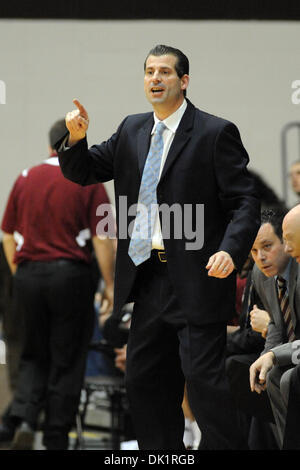 Gen 27, 2011 - San Bonaventura, New York, Stati Uniti d'America - Massachusetts Minutemen head coach Derek Kellogg incarica il suo team in quanto sono impostate in modo difensivo contro il San Bonaventura Bonnies nella prima metà. Massachusetts sconfitto San Bonaventura 78-69 nella parte anteriore del 3332 a metà all'Reilly Center di San Bonaventura, NY. (Credito Immagine: © Michael Johnson/Southcreek Foto Stock