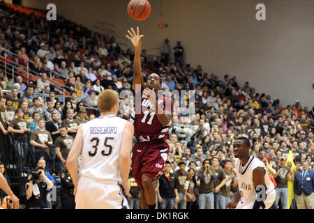 Gen 27, 2011 - San Bonaventura, New York, Stati Uniti d'America - Massachusetts Minutemen guard Gary Correia (11) prende il ponticello in esecuzione nel primo semestre contro il San Bonaventura Bonnies. Massachusetts sconfitto San Bonaventura 78-69 nella parte anteriore del 3332 a metà all'Reilly Center di San Bonaventura, NY. (Credito Immagine: © Michael Johnson/Southcreek globale/ZUMAPRESS.com) Foto Stock