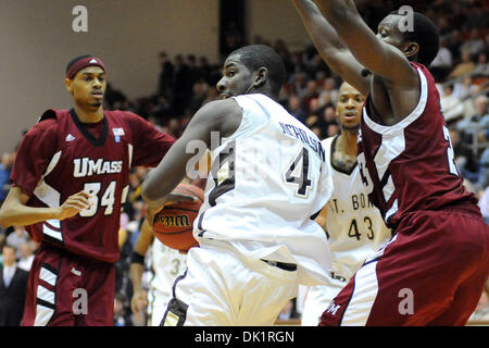 Gen 27, 2011 - San Bonaventura, New York, Stati Uniti d'America - San Bonaventura Bonnies avanti Andrew Nicholson (44) gira per il cestello nella vernice contro Massachusetts Minutemen avanti/center Sean carter (23) durante la seconda metà. Massachusetts sconfitto San Bonaventura 78-69 nella parte anteriore del 3332 a metà all'Reilly Center di San Bonaventura, NY. (Credito Immagine: © Mic Foto Stock