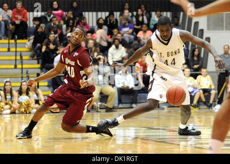 Gen 27, 2011 - San Bonaventura, New York, Stati Uniti d'America - San Bonaventura Bonnies avanti Andrew Nicholson (44) e Massachusetts Minutemen di protezione/avanti Javorn Farrell (10) Gara dopo la sfera allentato nella seconda metà. Massachusetts sconfitto San Bonaventura 78-69 nella parte anteriore del 3332 a metà all'Reilly Center di San Bonaventura, NY. (Credito Immagine: © Michael Johnson/ Foto Stock