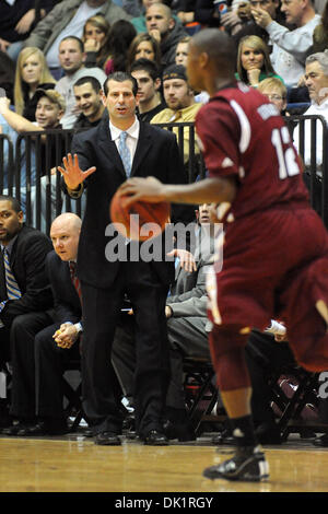 Gen 27, 2011 - San Bonaventura, New York, Stati Uniti d'America - Massachusetts Minutemen head coach Derek Kellogg telss al suo team di rallentare in ritardo nella seconda metà contro il San Bonaventura Bonnies. Massachusetts sconfitto San Bonaventura 78-69 nella parte anteriore del 3332 a metà all'Reilly Center di San Bonaventura, NY. (Credito Immagine: © Michael Johnson/Southcreek globale/ZUMAPR Foto Stock