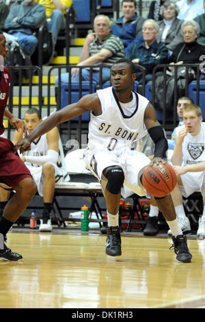 Gen 27, 2011 - San Bonaventura, New York, Stati Uniti d'America - San Bonaventura Bonnies guard Ogo Adegboye (0) aziona la linea di base in ritardo nella seconda metà contro il Massachusetts Minutemen. Massachusetts sconfitto San Bonaventura 78-69 nella parte anteriore del 3332 a metà all'Reilly Center di San Bonaventura, NY. (Credito Immagine: © Michael Johnson/Southcreek globale/ZUMAPRESS.com) Foto Stock