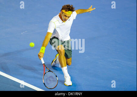 Gen 27, 2011 - Melbourne, Victoria, Australia - Roger Federer (SUI) in azione durante i suoi semi final match contro Novak Djokovic (SRB) il giorno undici degli Australian Open 2011 a Melbourne Park, Australia. (Credito Immagine: © Sydney bassa/Southcreek globale/ZUMAPRESS.com) Foto Stock