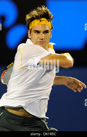 Gen 27, 2011 - Melbourne, Victoria, Australia - Roger Federer (SUI) in azione durante i suoi semi final match contro Novak Djokovic (SRB) il giorno undici degli Australian Open 2011 a Melbourne Park. (Credito Immagine: © Sydney bassa/Southcreek globale/ZUMAPRESS.com) Foto Stock