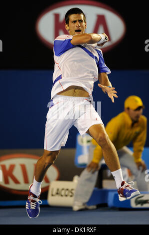 Gen 27, 2011 - Melbourne, Victoria, Australia - Novak Djokovic (SRB) in azione durante i suoi semi final match contro Roger Federer (SUI) il giorno undici degli Australian Open 2011 a Melbourne Park, Australia. (Credito Immagine: © Sydney bassa/Southcreek globale/ZUMAPRESS.com) Foto Stock