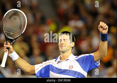 Gen 27, 2011 - Melbourne, Victoria, Australia - Novak Djokovic (SRB) celebra la sua vittoria su Roger Federer (SUI) nella semifinale partita il giorno undici degli Australian Open 2011 a Melbourne Park, Australia. (Credito Immagine: © Sydney bassa/Southcreek globale/ZUMAPRESS.com) Foto Stock