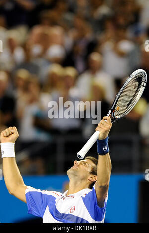 Gen 27, 2011 - Melbourne, Victoria, Australia - Novak Djokovic (SRB) celebra la sua vittoria su Roger Federer (SUI) nella semifinale partita il giorno undici degli Australian Open 2011 a Melbourne Park, Australia. (Credito Immagine: © Sydney bassa/Southcreek globale/ZUMAPRESS.com) Foto Stock