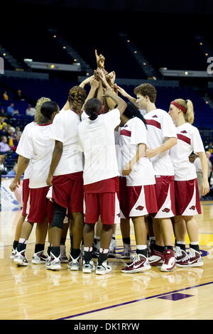 Gen 27, 2011 - Baton Rouge, Louisiana, Stati Uniti - 27 gennaio 2011- Arkansas presso la LSU; Arkansas giocatori huddle prima che il gioco; il Razorbacks ha vinto il gioco53-45 (credito Immagine: © Giovanni Korduner/Southcreek globale/ZUMAPRESS.com) Foto Stock