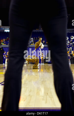 Gen 27, 2011 - Baton Rouge, Louisiana, Stati Uniti - 27 gennaio 2011- Arkansas presso la LSU; Mike la tigre interagisce con la folla durante il gioco; il Razorbacks ha vinto il gioco53-45 (credito Immagine: © Giovanni Korduner/Southcreek globale/ZUMAPRESS.com) Foto Stock