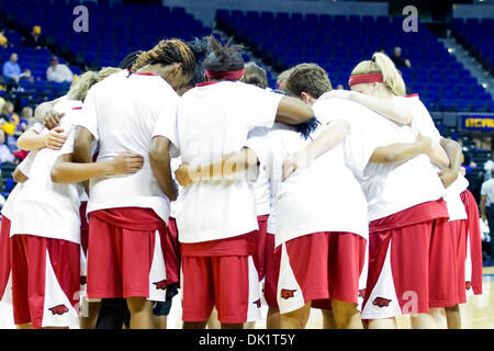 Gen 27, 2011 - Baton Rouge, Louisiana, Stati Uniti - 27 gennaio 2011- Arkansas presso la LSU; Arkansas giocatori huddle prima che il gioco; il Razorbacks ha vinto il gioco53-45 (credito Immagine: © Giovanni Korduner/Southcreek globale/ZUMAPRESS.com) Foto Stock