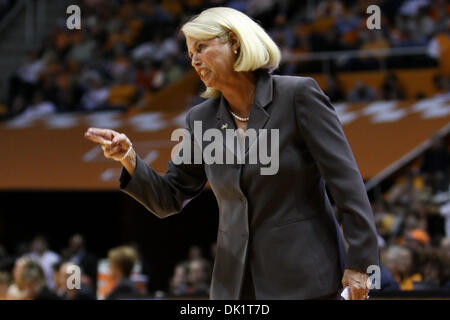 Gen 27, 2011 - Knoxville, Tennessee, Stati Uniti - Mississippi State head coach SHARON FANNING-OTIS sostiene una chiamata con i funzionari. La Mississippi State conduce Tennessee 37-35 a metà in corrispondenza di Thompson Boling Arena. (Credito Immagine: © Mitch Jones/Southcreek globale/ZUMAPRESS.com) Foto Stock