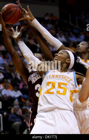 Gen 27, 2011 - Knoxville, Tennessee, Stati Uniti - Tennessee in avanti Gloria Johnson (25) combatte per un rimbalzo. La Mississippi State conduce Tennessee 37-35 a metà in corrispondenza di Thompson Boling arena di Knoxville, TN (credito Immagine: © Mitch Jones/Southcreek globale/ZUMAPRESS.com) Foto Stock