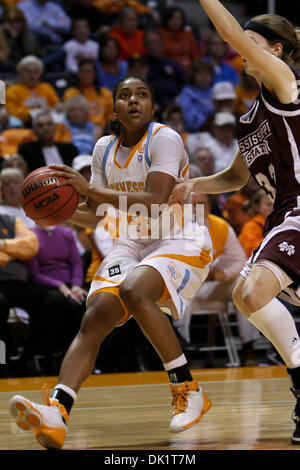 Gen 27, 2011 - Knoxville, Tennessee, Stati Uniti - Tennessee guard Kamiko Williams (4) tira fino ad un colpo. La Mississippi State conduce Tennessee 37-35 a metà in corrispondenza di Thompson Boling arena di Knoxville, TN (credito Immagine: © Mitch Jones/Southcreek globale/ZUMAPRESS.com) Foto Stock